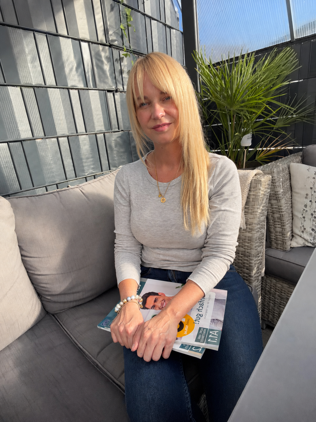 Frauke Nauß mit Deutsch-Lernbüchern